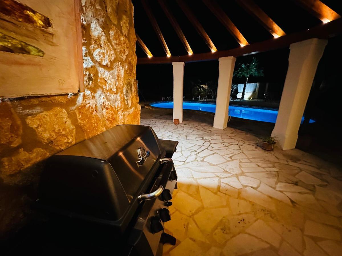 Villa Sanchez In Strandnahe Mit Pool, Jacuzzi, Klima, Wifi, Gas Bbq Santanyí Exterior foto